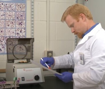 Клиника лечения наркозависимости в Йошкар-Оле Врач в кабинете клиники