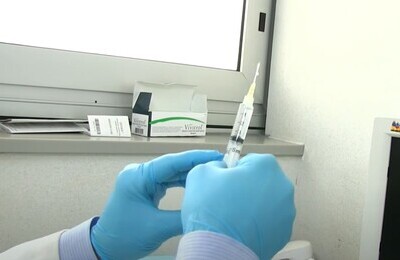 Проведение кодирования Вивитролом в Йошкар-Оле Шприц с Вивитролом в руках у врача